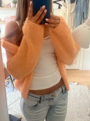 Persikofärgad stickad cardigan XS/S - Mysig persiko/orange färgad stickad kofta i storlek XS/S!! Koftan är aldrig använd och har lapp kvar🤗