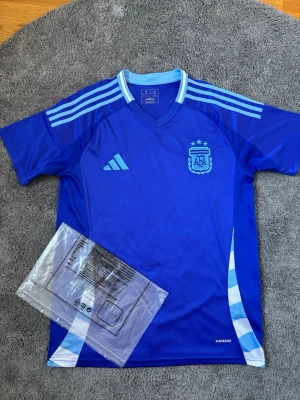 Blå Argentina fotbollströja  - Säljer en Blå Argentina tröja. Storlek M. Bra skick. Pris kan diskuteras 