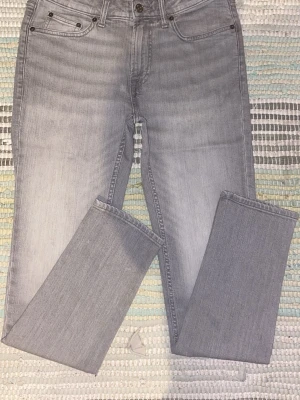 Ljusgrå slim fit jeans Dressmann - Säljer ett par ljusgrå slim fit jeans från Dressmann. Dom är gjorda på ett stretchigt material vilket gör dom jätte sköna! Dom är använda någon enstaka gång, men dom passade inte mig så bra. Priset e inte spikat!
