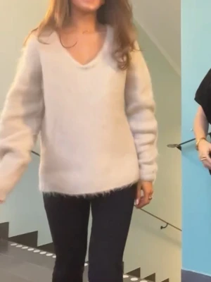 Mohair tröja hm  - Säljer min superfina ljusbeigea mohairtröja från hm. V ringad och lite oversize. Nypris, runt 1000, slutsåld. Super super mjuk ull. 