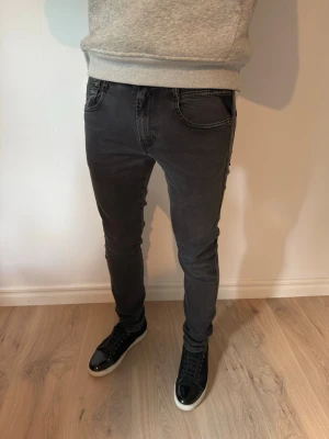 Replay hyperflex anbass jeans - Ett par riktigt snygga replay anbass hyperflex jeans, W30 L 32, fint skick, modellen 183 68kg