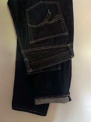 The flat head SELVEDGE jeans  - Säljer ett par svin snygga 16 Oz japansk selvedge the flat head jeans i super bra skick W33 L36 skulle nog säga att de sitter mer som W31. Tveka inte att fråga om du har några funderingar. Öppen för byten 