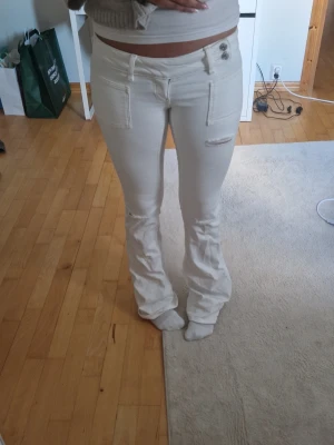 Bootcut jeans S - Ett par vita snygg bootcut jeans från gina i storlek S tall, endast använda en gång,  vid snabb affär kan ja gå ner lite i pris 