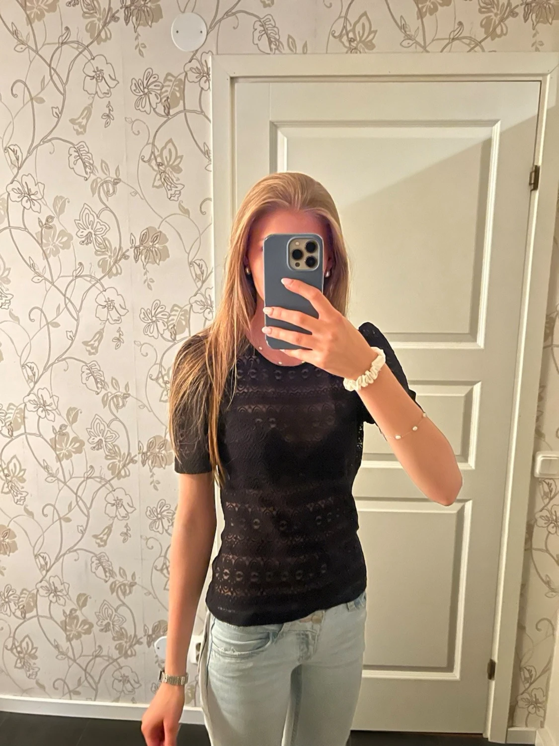 Svart spetsig topp med kort ärm