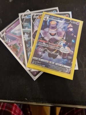 4 st big hit Pokémon samlarkort blandade motiv - Säljer ett gäng Pokémon samlarkort med olika motiv, bland annat Dusknoir, Espeon V och Glaceon. Korten har färgstarka illustrationer och är tillverkade i klassiskt kortmaterial. Perfekt för dig som gillar att samla eller spela Pokémon TCG. Detta är 4 big hits och är bra till spelande