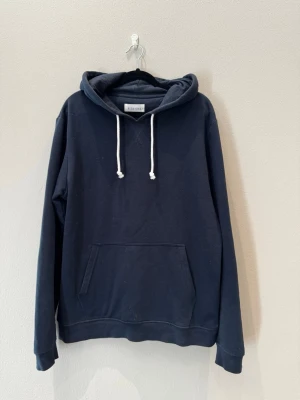 Mörkblå hoodie  - Säljer en skön hoodie som passar till en chill outfit och till vardagar✌️ vid frågor eller funderingar är det bara att höra av sig😁