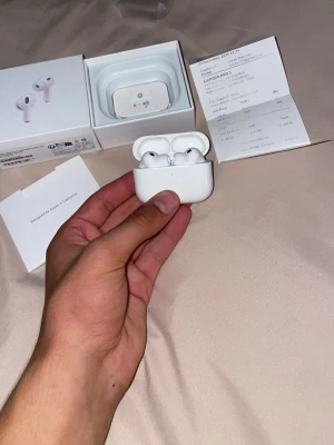 AirPods Pro Gen 3 - Säljer ett par AirPods Pro Gen 3 i helt nytt skick. De är köpta i Storbritannien (UK) men blev tyvärr aldrig använda. Jag hade tänkt lämna tillbaka dem, men eftersom jag var på semester hann returtiden gå ut.  De är alltså helt nya och oanvända. Säljes eftersom jag inte har någon användning för dem.