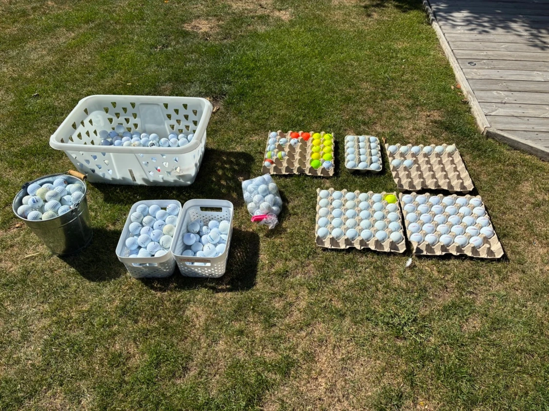 Stort parti golfbollar i blandade färger