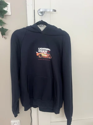 Blixten mcqueen hoodie - Jättecool blixten mcqueen hoodie, aldrig använd, supersnygg 