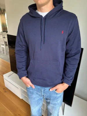 Mörkblå hoodie från Ralph Lauren - Hej 👋 jag köpte hoodien begnad på Vinted så har inte kvitto den har inga defekter och jag har typ inte använt den alls frakt inom 24 h‼️