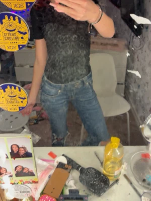 Blå slitna jeans med hål på knäna - Säljer ett par blå jeans med slitningar och stora hål på båda knäna. Jeansen har en klassisk femficksmodell och normal midja. Perfekta för en avslappnad och trendig look.