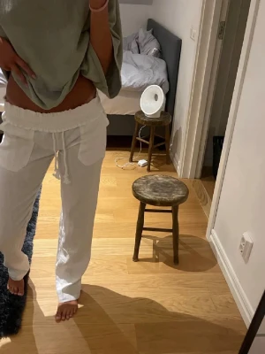 Vita linnebyxor med dragsko - Endast använda en gång och nästan i nyskick. Den äldre modellen av linnebyxor från Skagen clothing med ett nypris på 950kr🩵