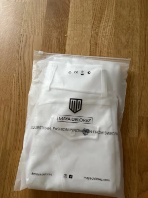 Vita ridbyxor från Maya Delorez - Helskodda storlek M vita ridbyxor från MD oöppnad förpackning.  Pris kan diskuteras vid snabb affär.