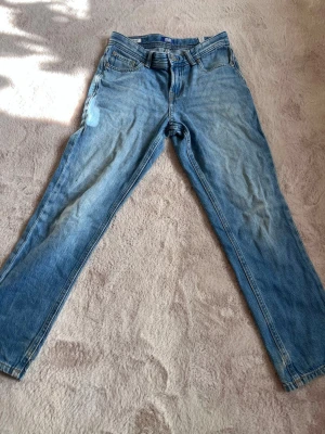 Jack & Jones jeans barn - Snygga jeans från Jack & Jones som är sparsamt använda  storlek 146