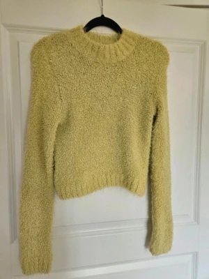 Tröja Divided H&M S - Supermjuk och fluffig limegrön tröja från Divided H&M i storlek S. Tröjan har lång ärm, rak passform och är tillverkad i en mysig mix av polyester och polyamid. Perfekt för dig som gillar en cozy vibe och vill sticka ut med en ljus färg.  Kan även hämtas I Partille  E1