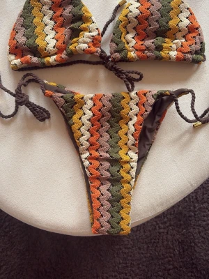 Bikini med zig zag mönster - Bikini med Missoni inspirerat mönster ☀️ Fina gulddetaljer, inlägg som går att ta ut, ny och oanvänd 🩵
