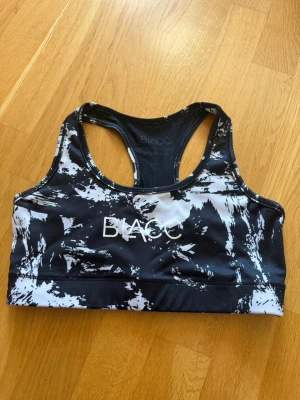 Sport-bh från BLACC strl S - Snygg sport-bh från BLACC i svartvitt abstrakt mönster. Fint skick! Ej vadderad.