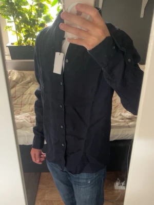 Mörkblå linneskjorta  - Mörkblå linneskjorta - Storlek: Medium - Märke: Bläck - Skick: Helt ny (endast testad) - Nypris: 899kr - Mitt pris: 399kr - hör av dig vid funderingar💫