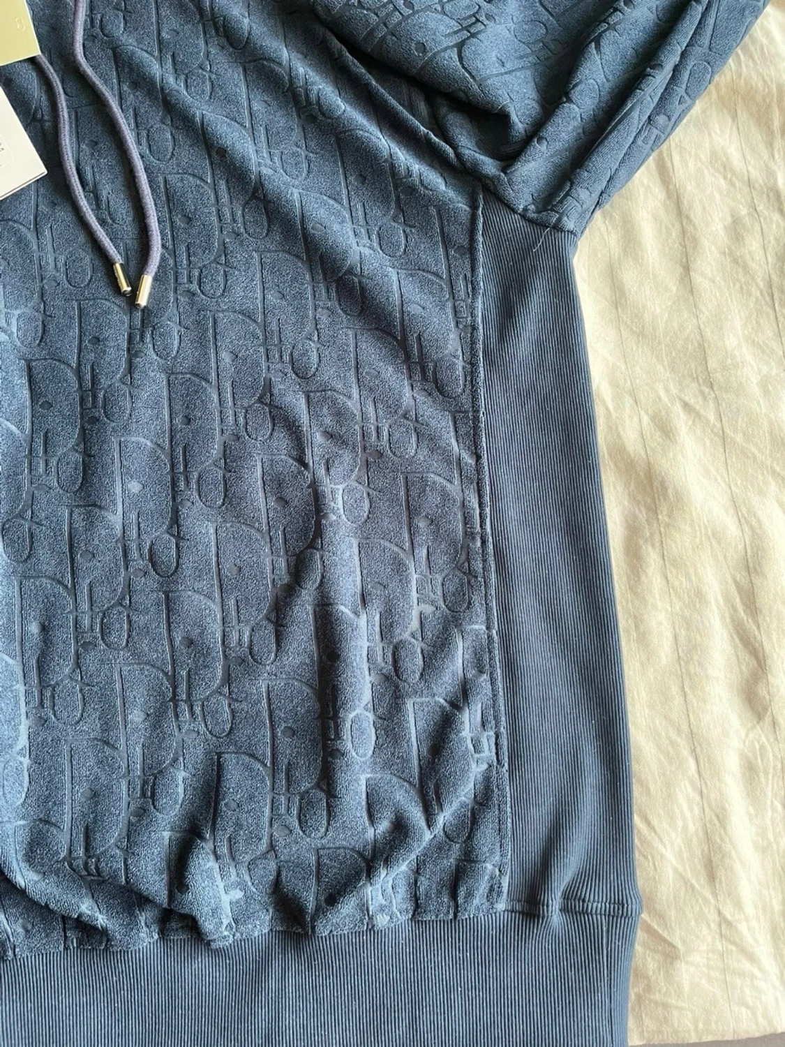 Mörkblå hoodie med mönster - 1