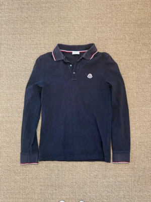 Långärmad Pike från Moncler - Långärmad Pike från Moncler - Storlek S - Skick 9/10 - 100% Äkthetsgaranti