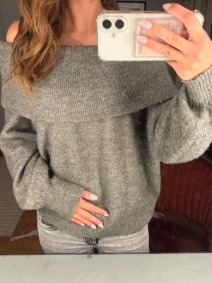Grå off shoulder stickad tröja - Mysig grå stickad tröja med off shoulder och långa ärmar. Tröjan är från hm och är i storlek S💕