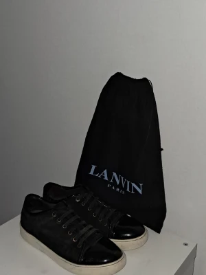 Lanvins - Basic lanvin skor i allmänt bra skick. De är storlek 41, dustbag fås även med. Allting är bra förutom att den högra skon har ett litet hål på undersidan (sista bilden) men det märks ingenting när man använder dem. 