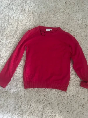 Rosa tröja - En enkel och snygg rosa stickad tröja från Vila med rund halsringning och långa ärmar. Tröjan har ribbstickade muddar vid ärmslut och nederkant. Perfekt att matcha med jeans eller kjol för en trendig look🥰 pris kan diskuteras