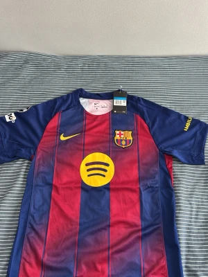 Barcelona Lamine Yamal tröja - Helt ny aldrig använd med etikett på, även Champions league Patch på. 