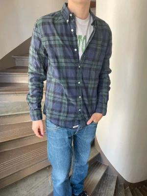 Denim & supply skjorta - Denim & supply. Inga defekter. Modellen är 180cm 65kg och bär storlek m.  Fråga gärna frågor! (Kan gå ner mer i pris vid köp av bundles🤩)