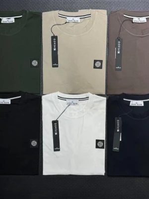 Stone Island t-shirt med logopatch - Snygg t-shirt från Stone Island med klassisk logopatch på bröstet. Finns i flera färger som svart, vit, beige, brun, marinblå och grön. T-shirten har rund hals och korta ärmar, tillverkad i mjuk bomull för skön passform. Finns både S och M storlek 