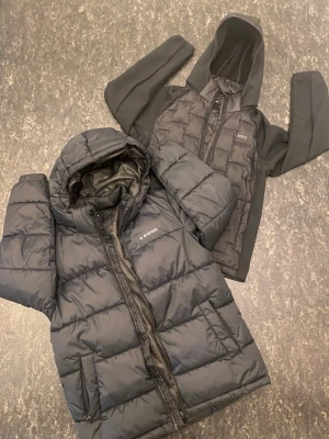 2 Everest vinter/höst jackor för endast  709kr tillsammans, Pros kan diskuteras‼️🙌 - Säljer en svart pufferjacka från Everest med huva och dragkedja framtill. Jackan har två sidofickor och är vadderad för extra värme. Perfekt för kalla vinterdagar och har en stilren, enkel design. Och en svart regnjacka från everest som är välkänd inom svensk fashion. Båda för 709kr om du vill köpa bara en av dem så blir det 479kr pris kan diskuteras‼️‼️