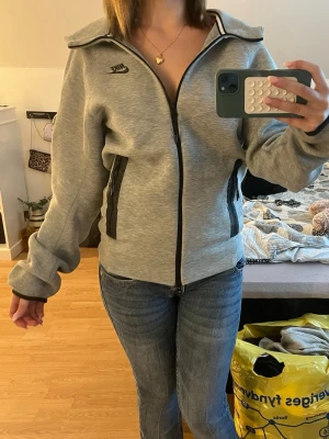 Nike hoodie  - Denna hoodien är från Nike och är i väldigt bra skick, den har tagit hand om väl och används inte , skriv vid frågor 💕