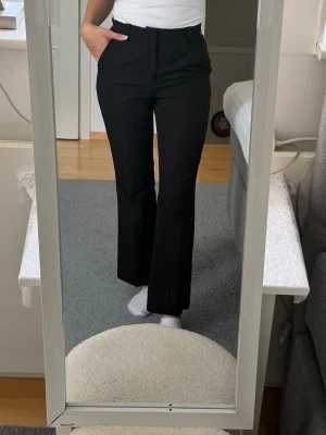  kostymbyxor WILMA PETIT - Snygga svarta kostymbyxor med utsvängda ben och hög midja. Modell Wilma köpta feån bikbok aldrig anvönda Då det var fel modell. dessa är petit
