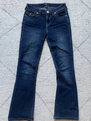 Mörkblå bootcut true religion jeans - Jätte fina bootcut true religion jeans i passformen becca 💞Knappt använda i jättefint skick och storlek 25 💗 Djur och rökfritt hem