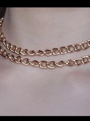  kedjehalsband  - Snyggt halsband i guldtonad metall. Lång nog för att gå två gånger runt halsen.♡