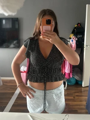 Prickig blus  - Kommer sälja denna snygga prickiga blusen på min plick liveshow söndag 23/8 19:00 där man kommer se plagget närmare 💌