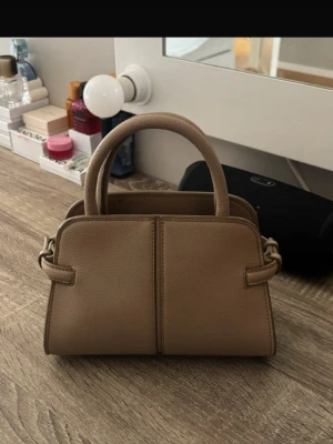 Handväska zara - Snygg beige väska från Zara, använd några få gånger. 