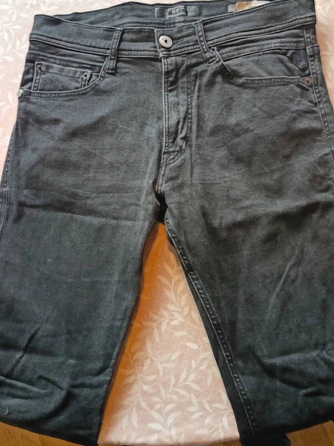 Svarta raka jeans med fem fickor, det är Replay jeans