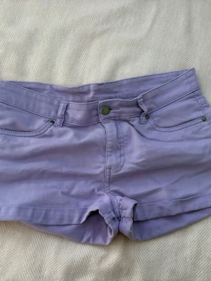 Lågmidjade shorts  - Säljer ett par ljuslila lågmidjade shorts, 