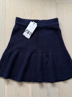 Stickad kjol - Säljer denna oanvända stickade kjolen från Zara!🥰 storlek xs.