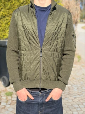 J Lindberg cardigan - Efterfrågad J Lindberg cardigan i strl S, defekterna ser ni på bilderna. Pris kan diskruteras vid snabbaffär