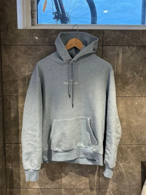 Ljusblå hoodie från Polo Ralph Lauren - Snygg ljusblå hoodie från Polo Ralph Lauren med broderad logga på bröstet. Tröjan är endast använd ett par gånger vilket gör att den är som i nyskick. Den är slutsåld på bland annat Zalando och är rätt så svår att få tag på. Tröjan är i M men passar mer den som har S i tjocktröjor. Skriv gärna vid frågor eller funderingar!👍