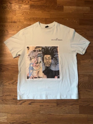 Bershka x Jean-Michael Basquiat T-Shirt. - Sällsynt Bershka x Jean-Michael Basquiat T-Shirt. Helt oanvänt utan prislapp. Passar som en Medium-Large.  Skriv vid fler frågor, pris kan diskuteras! Mvh