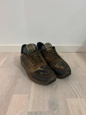 Valentino rockrunners grön camoflauge size 43 - Valentino rockrunners grön camoflauge size 43.