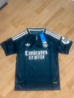 Real Madrid tröja 26/27  - Real Madrid tröja från 26/27 säsongen                    Storlek S 