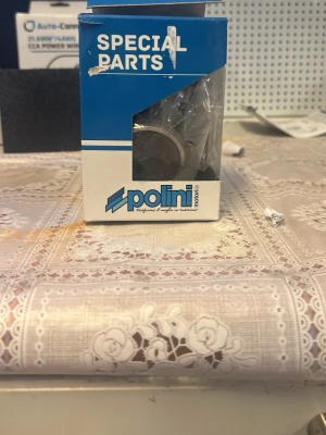 Polini förgasare till moped - Säljer en Polini cp 19mm förgasare till moped, levereras i original blå och vit kartong. Förgasaren är i metall med detaljer i mässing och plast. Perfekt för dig som vill trimma eller byta ut din nuvarande förgasare.