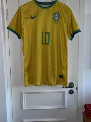 Brasilien fotbollströja Ronaldinhio - Fotbollströja Brasiliens landslag. Ronaldinhio och nmr 10 på ryggen. Mycket gott skick, Large.