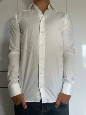 Vit skjorta från Eton - Vit skjorta från Eton. Strl 37. Inga defekter. Modellen är 178 cm och väger 77 kg. Hör gärna av dig vid frågor!