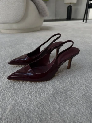 Burgundy klack mango - Säljer dessa otroliga klackar från mango i en burgundy färg! De är sköna att gå i med en lagom klack. De är använda fåtal gånger så i fint skick. Finns inte att köpa längre. 