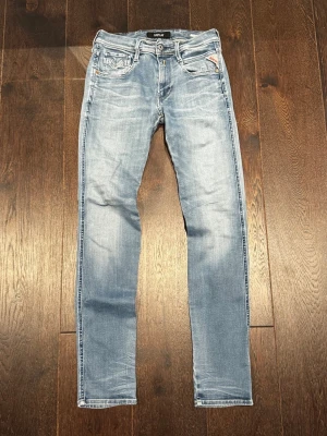 Replay anbass jeans  - Hej säljer nu dessa ljusblåa replay anbass jeansen som är i storlek 28/32 och i ett gott skick. Kom dm för mer frågor 😇
